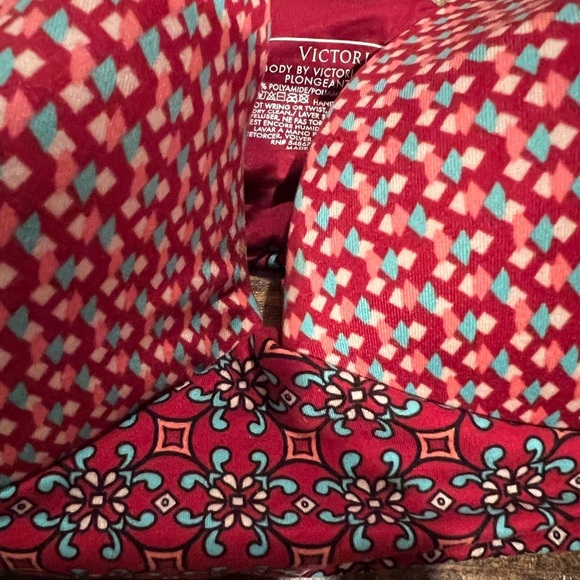 Body by Victoria lightly lined plunge bra size 34DD, printed, pullover, EUC - Picture 2 of 6